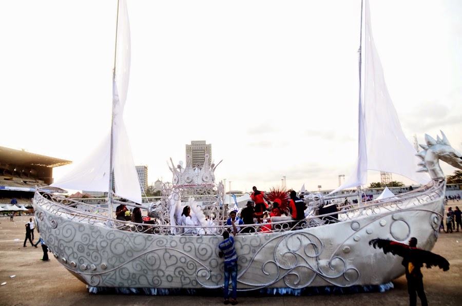 The White Ship, The ship float side-on: a silver scrollwork hull, two white sails and a crowned stern, with riders aboard.