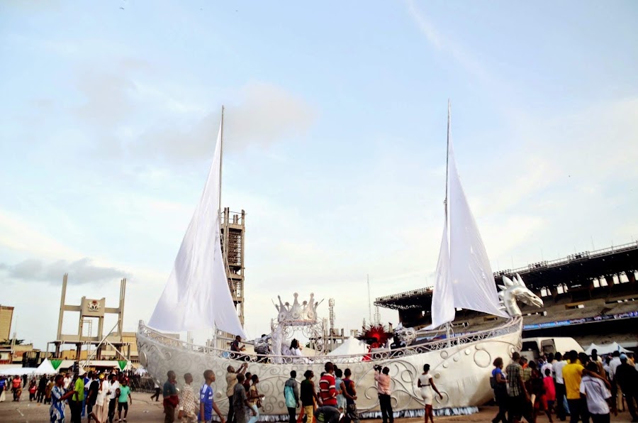 The White Ship, The white-sailed ship float at Tafawa Balewa Square: a silver figurehead at the prow, a large silver crown amidships, a lattice tower and a grandstand behind.